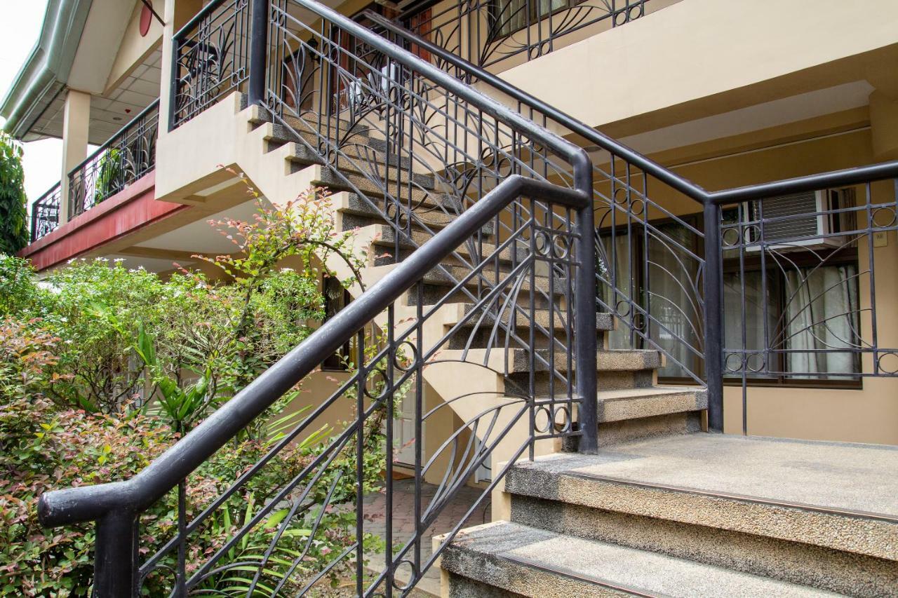 Golden Belle Apartelle And Suites Davao City Esterno foto